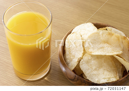 おやつのイメージ（ポテトチップス、オレンジジュース) 72031147