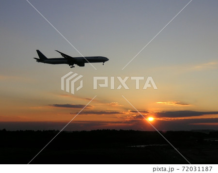 冬の夕焼け空を飛ぶ飛行機 冬の夕焼け空を飛ぶ飛行機 72031187