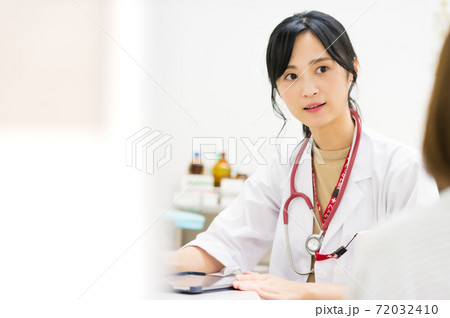 患者を診察する女性医師 患者を診察する女性医師 72032410