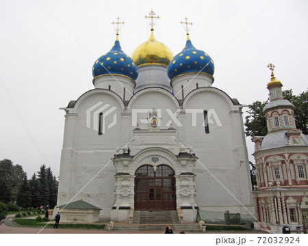 霧の中で輝く世界遺産ウスペンスキー大聖堂, セルギエフ・ポサード, モスクワ, ロシア 霧の中で輝く世界遺産ウスペンスキー大聖堂, セルギエフ・ポサード, モスクワ, ロシア 72032924