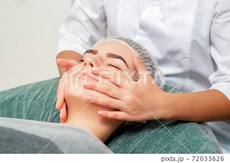Head massage of woman. 72033626