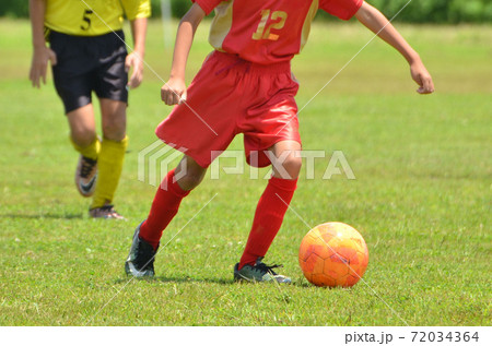 少年サッカーの試合24 ドリブル の写真素材