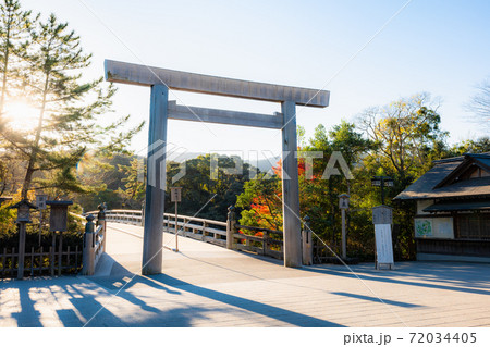 伊勢神宮　内宮　朝日に照らされる宇治橋鳥居 72034405