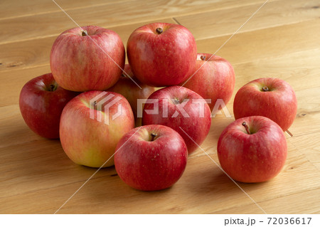 りんご　フローリングに重なり並ぶ林檎　（11月）　こうとく 72036617