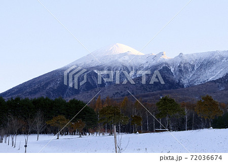 風景、自然、雪景色、写真　八幡平からみた雪をかぶった岩手山　八幡平の県民の森の雪の風景 72036674