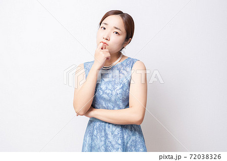 悩み事を抱える青いドレスを着た女性 悩み事を抱える青いドレスを着た女性 72038326