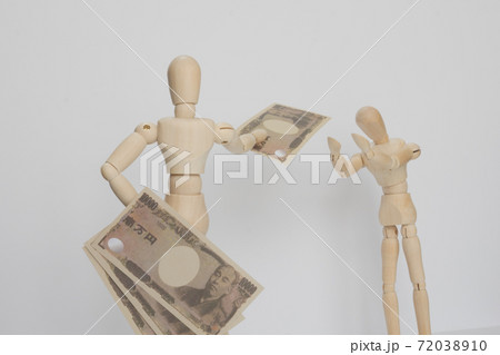 マージンを取る悪徳業者と頭を下げて受け取る人の人形 72038910