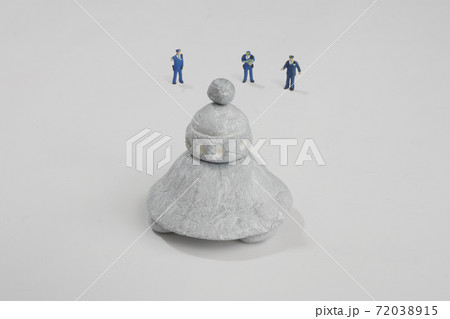 着地しているUFOを調査する警察官のミニチュア  72038915