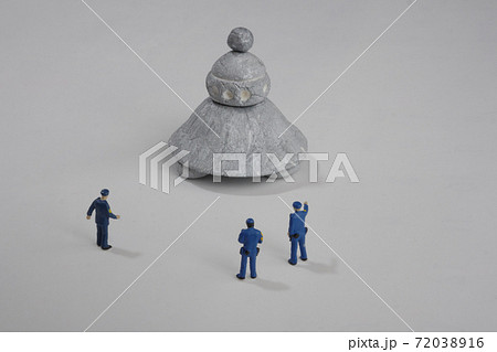 着地しているUFOを調査する警察官のミニチュア  72038916