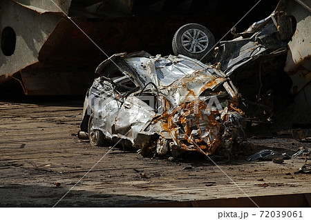 Smashed car wreck 72039061