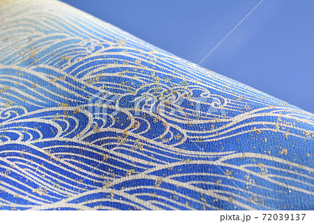 空の青と和布の青、絹織物、古布、波、海、吉祥、縁起、和風イメージ素材 72039137