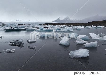 Glacial lake with icebergs Glacial lake with icebergs 72039259