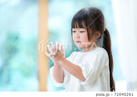 手を洗う女の子 72040261