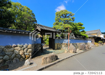 【愛媛県】晴天下の内子の町並み（重要伝統的建造物群） 72042113