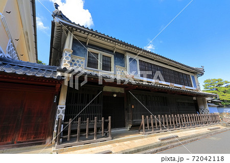 【愛媛県】晴天下の内子の町並み（重要伝統的建造物群） 72042118