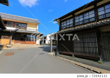 【愛媛県】晴天下の内子の町並み(重要伝統的建造物群) 【愛媛県】晴天下の内子の町並み(重要伝統的建造物群) 72042132