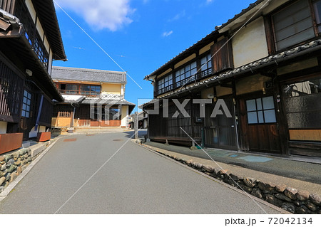 【愛媛県】晴天下の内子の町並み（重要伝統的建造物群） 72042134