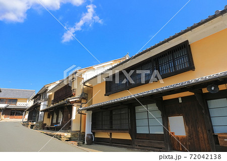 【愛媛県】晴天下の内子の町並み（重要伝統的建造物群） 72042138