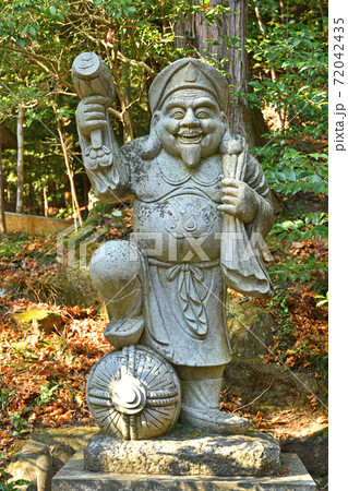 秩父・長瀞散歩：宝登山神社 境内の大黒天石像 72042435