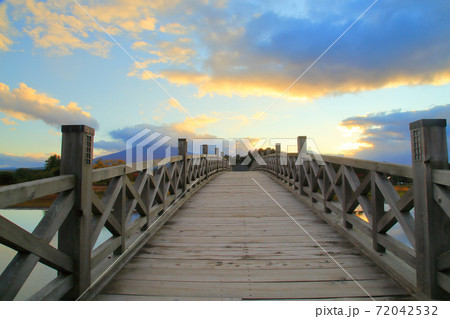 夕暮れ　鶴の舞橋 72042532