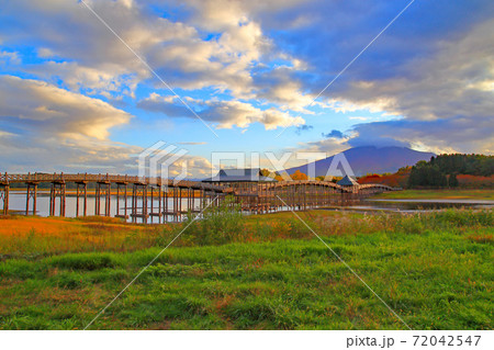 岩木山をバックに草モミジの鶴の舞橋 72042547