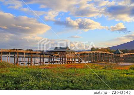 岩木山をバックに草モミジの鶴の舞橋 72042549