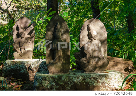 木漏れ日のお地蔵様 72042649