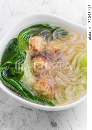 鶏団子と春雨の中華スープ 鶏団子と春雨の中華スープ 72043417