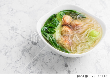 鶏団子と春雨の中華スープ 72043418