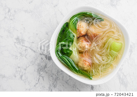 鶏団子と春雨の中華スープ 72043421