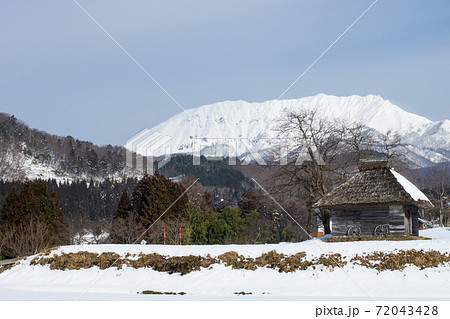 雪景色の日本の原風景 雪景色の日本の原風景 72043428