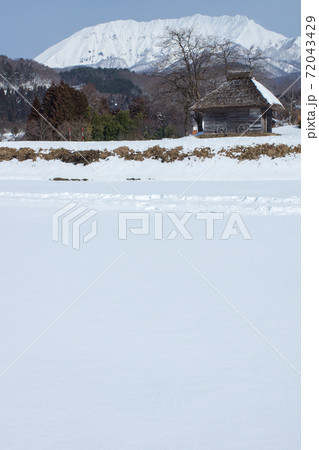 雪景色の日本の原風景 雪景色の日本の原風景 72043429