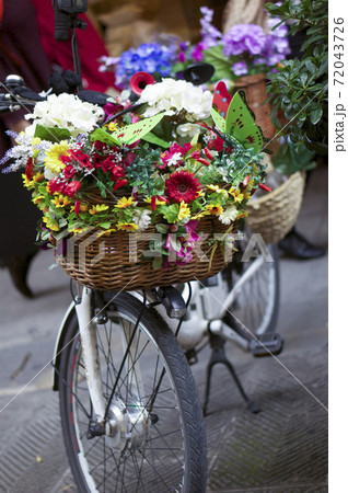 イタリア 花でいっぱいの自転車の写真素材