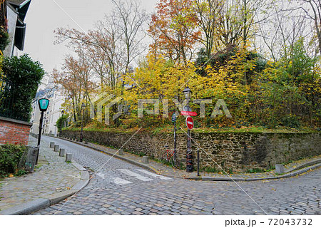 パリの街角　モンマルトル　ピガール 72043732