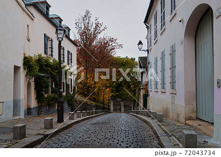 パリの街角　モンマルトル　ピガール 72043734