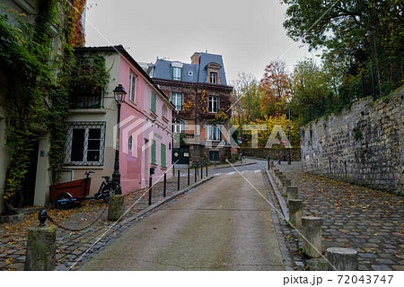 パリの街角　モンマルトル　ピガール 72043747