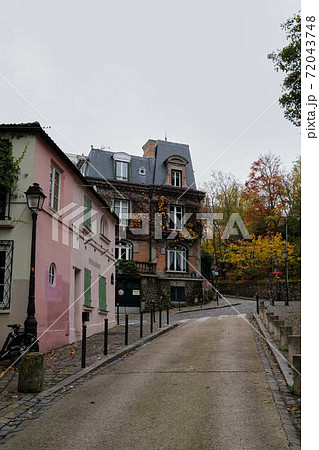 パリの街角　モンマルトル　ピガール 72043748