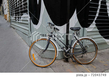 パリの街角　モンマルトル　ピガール 72043749