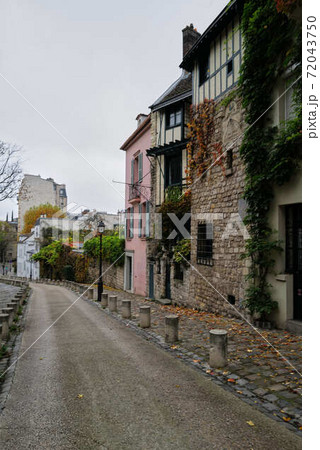 パリの街角　モンマルトル　ピガール 72043750