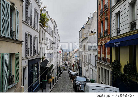 パリの街角　モンマルトル　ピガール 72043757