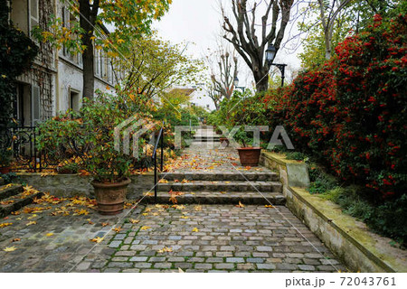 パリの街角　モンマルトル　ピガール 72043761