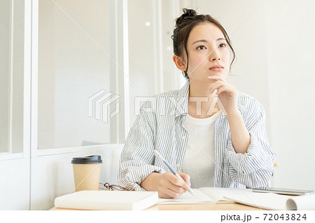 女子大生 教室 大学 キャンパスライフイメージ 72043824