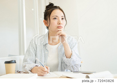 女子大生 教室 大学 キャンパスライフイメージ 72043826