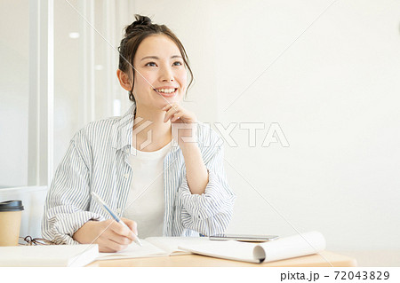 女子大生 教室 大学 キャンパスライフイメージ 72043829