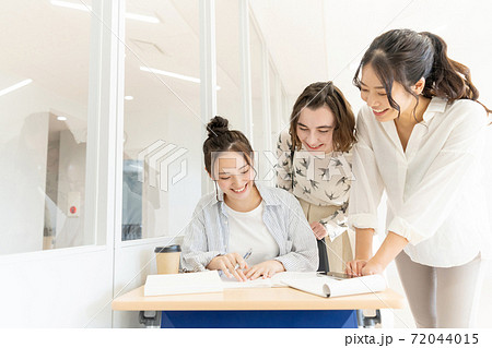 大学生 女子大生 留学生 キャンパスイメージ 72044015