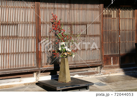 高岡市吉久の千本格子(さまのこ)と屋外の活花 72044053