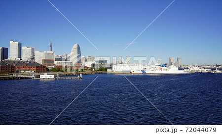 横浜港 みなとみらい地区と海上保安庁の巡視船の写真素材