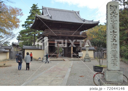 兵庫県の鶴林寺仁王門 72044146