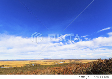 青空と晩秋の釧路湿原 細岡展望台 北海道釧路町 青空と晩秋の釧路湿原 細岡展望台 北海道釧路町 72044180