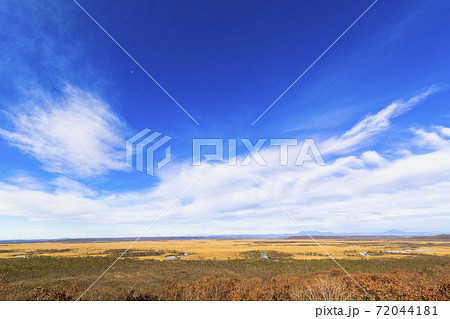 青空と晩秋の釧路湿原 細岡展望台 北海道釧路町 青空と晩秋の釧路湿原 細岡展望台 北海道釧路町 72044181
